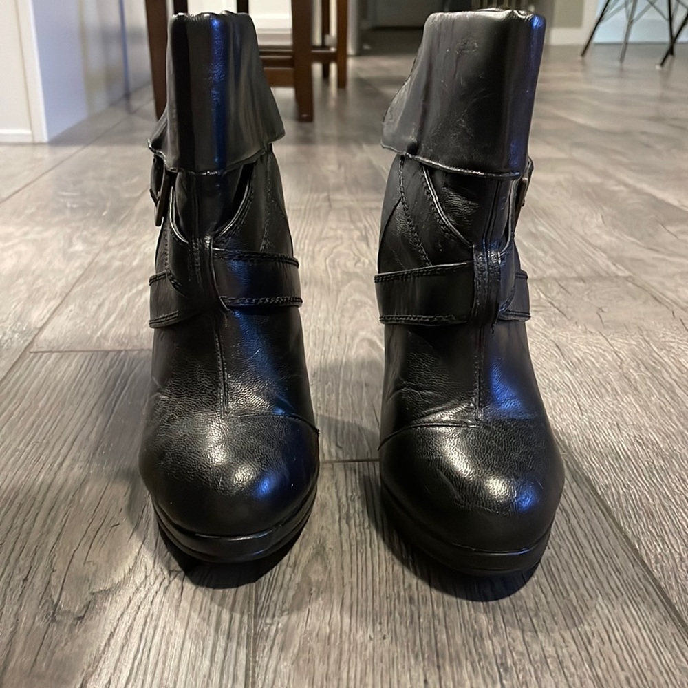 Black boots size 7
